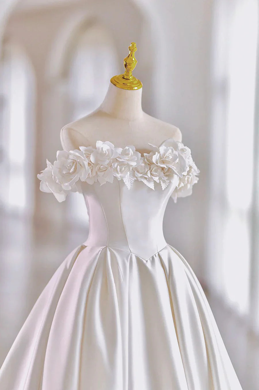Vestido de novia largo de satén blanco, corte A, con flores y lazo TP952