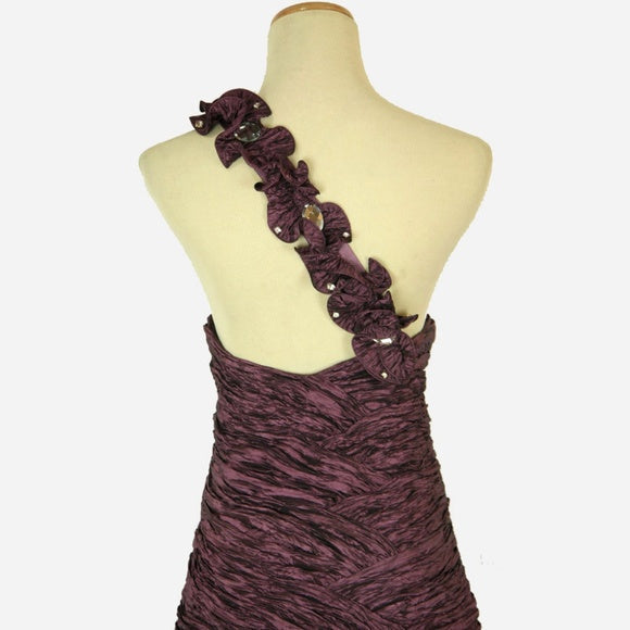 Vestido de noche vintage morado de corte A, con hombros descubiertos, capas y largo hasta el suelo TP2010