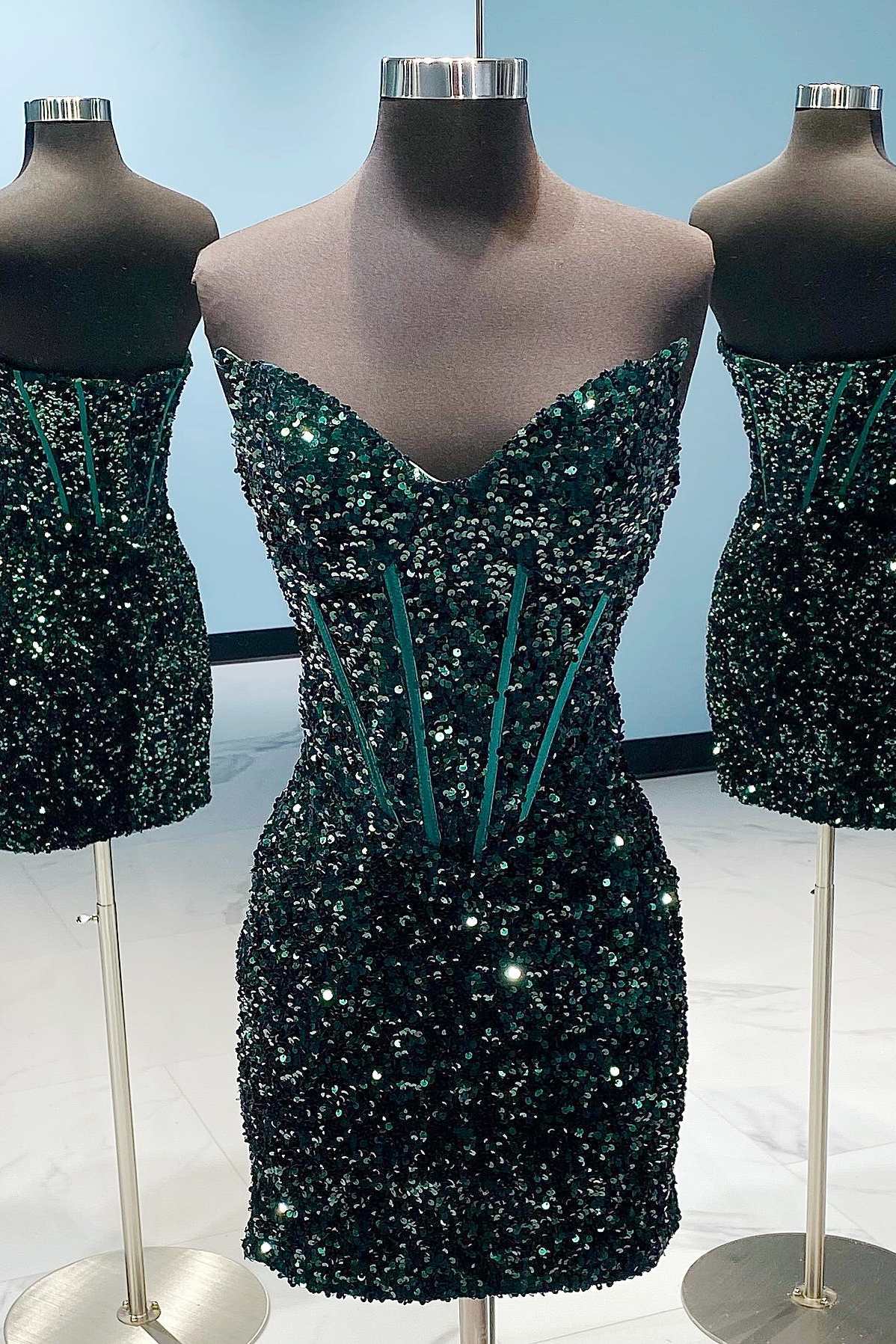Vestido de cóctel ajustado con escote en V y lentejuelas iridiscentes blancas para regreso a casa