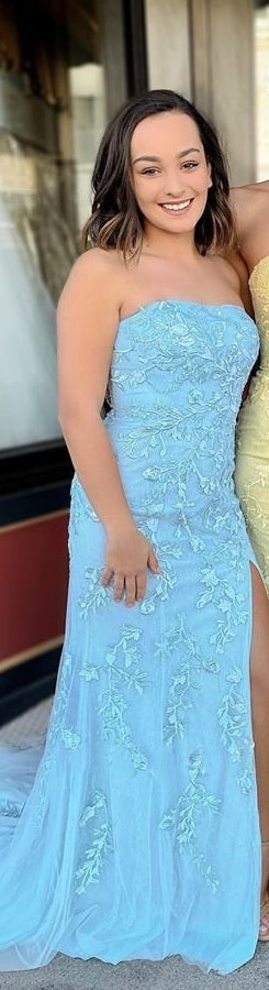 Vestido de fiesta largo de encaje lavanda con sirena sin tirantes y abertura