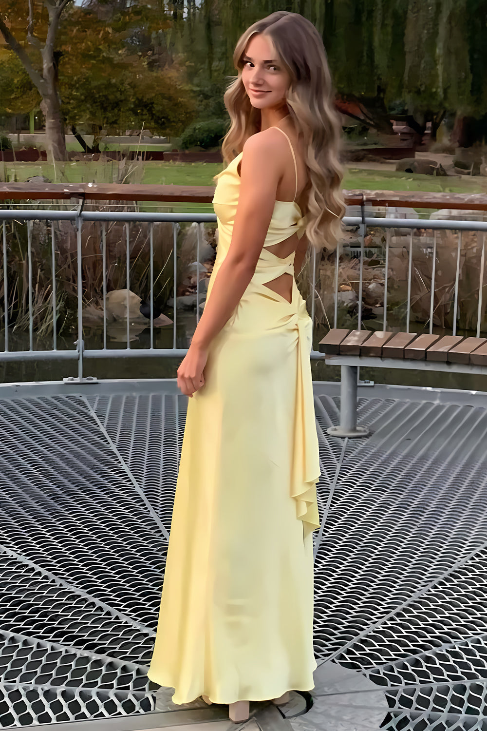 Vestido de fiesta largo amarillo elegante con tirantes finos y abertura