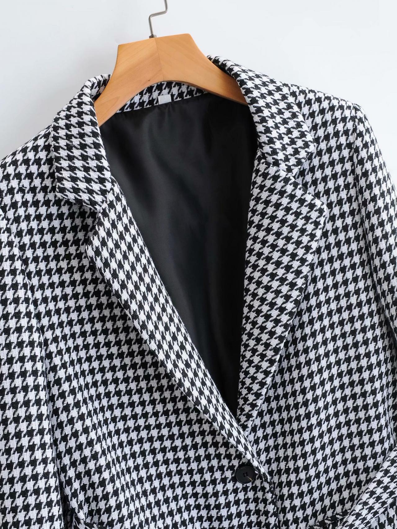 A one-breasted suit jacket with lapel and belt 1378