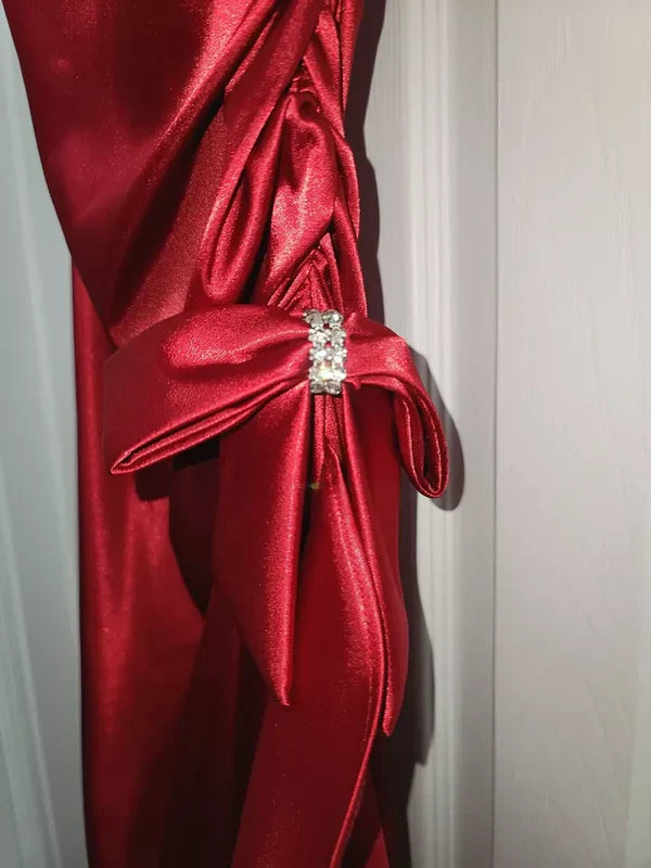 Vestido de fiesta vintage de satén rojo intenso con escote en V y volantes, vestido de noche estilo halter, vestido formal de corte A TP4599