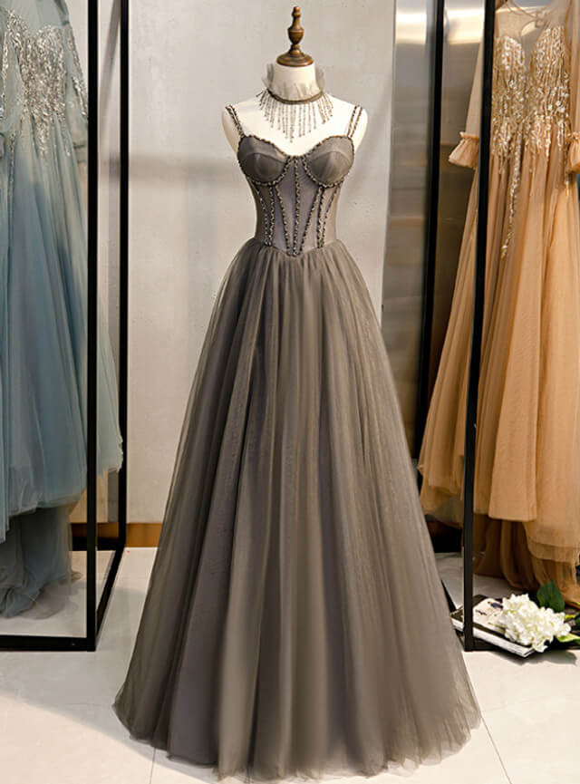 Vestido de fiesta largo de tul gris con corsé y cuello de cuentas en forma de A