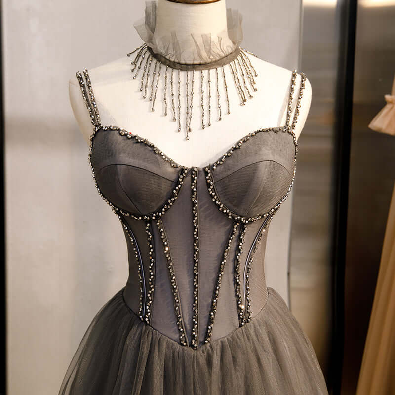 Vestido de fiesta largo de tul gris con corsé y cuello de cuentas en forma de A