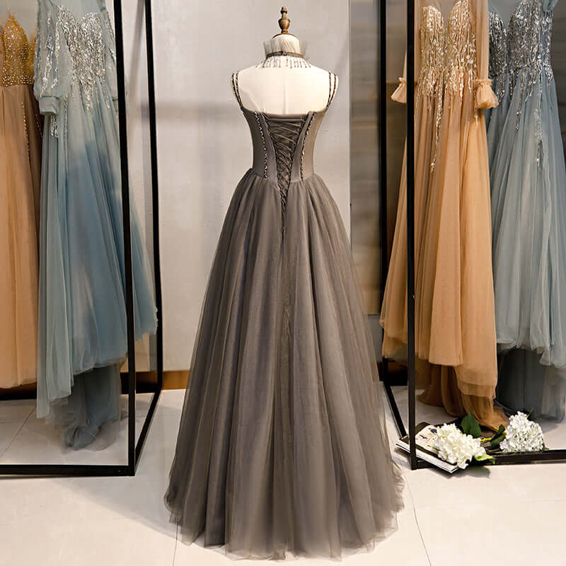 Vestido de fiesta largo de tul gris con corsé y cuello de cuentas en forma de A