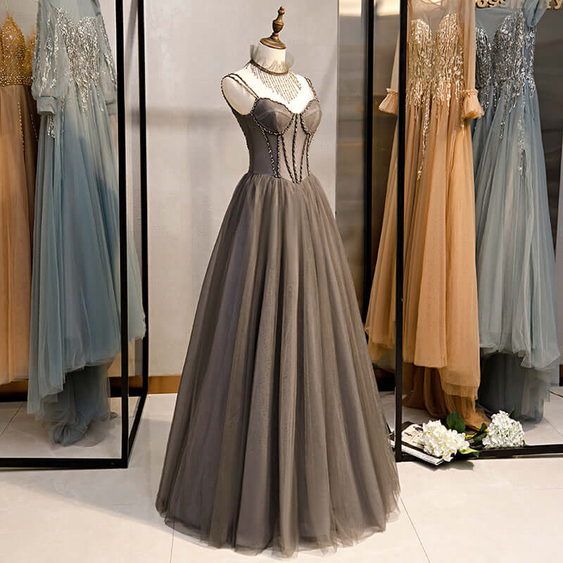 Vestido de fiesta largo de tul gris con corsé y cuello de cuentas en forma de A