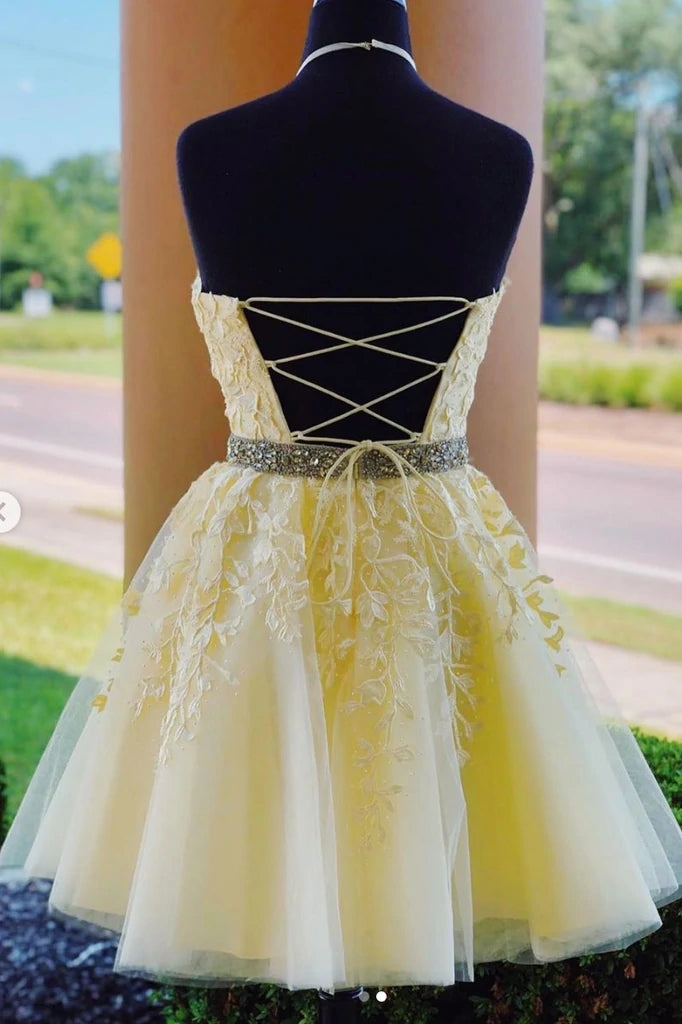 Vestidos de fiesta de encaje lila con cinturón de cuentas y corte A amarillo corto
