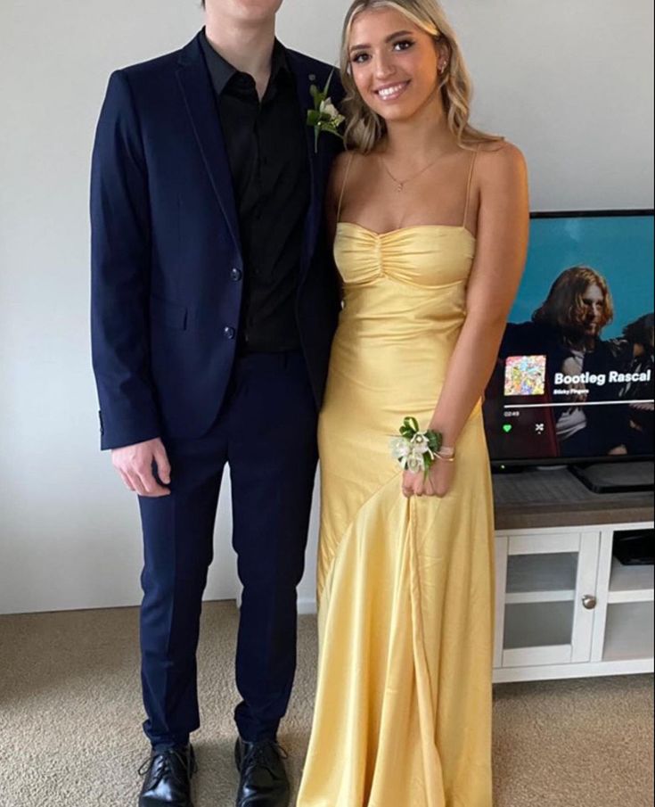 El mejor vestido de fiesta largo amarillo con tirantes finos y abertura