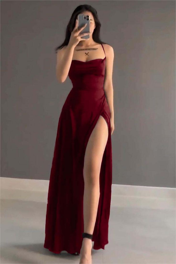 Vestido de fiesta largo sencillo con tirantes finos y abertura en la espalda