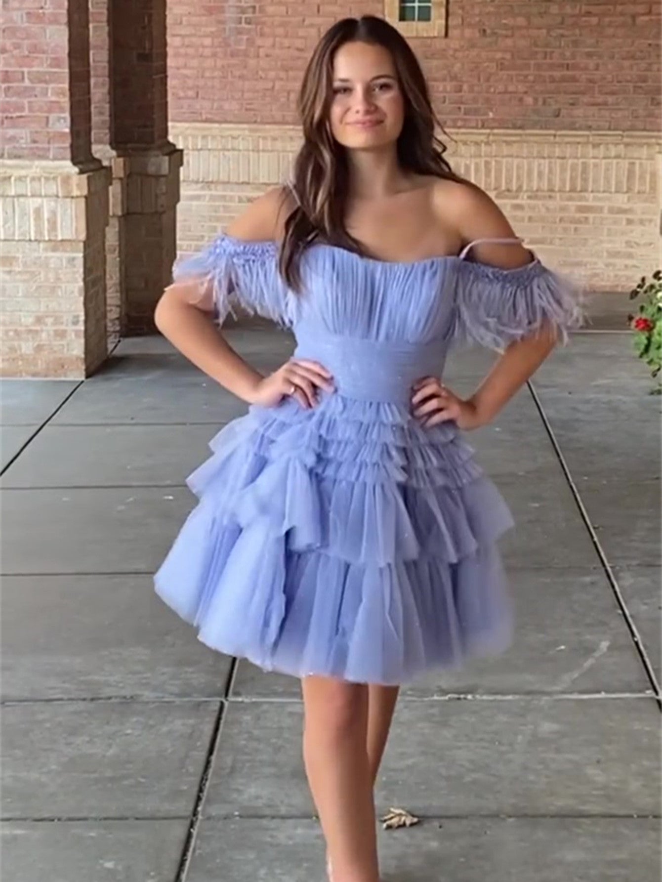 Vestido rosa de fiesta corto con plumas, corte A y capas