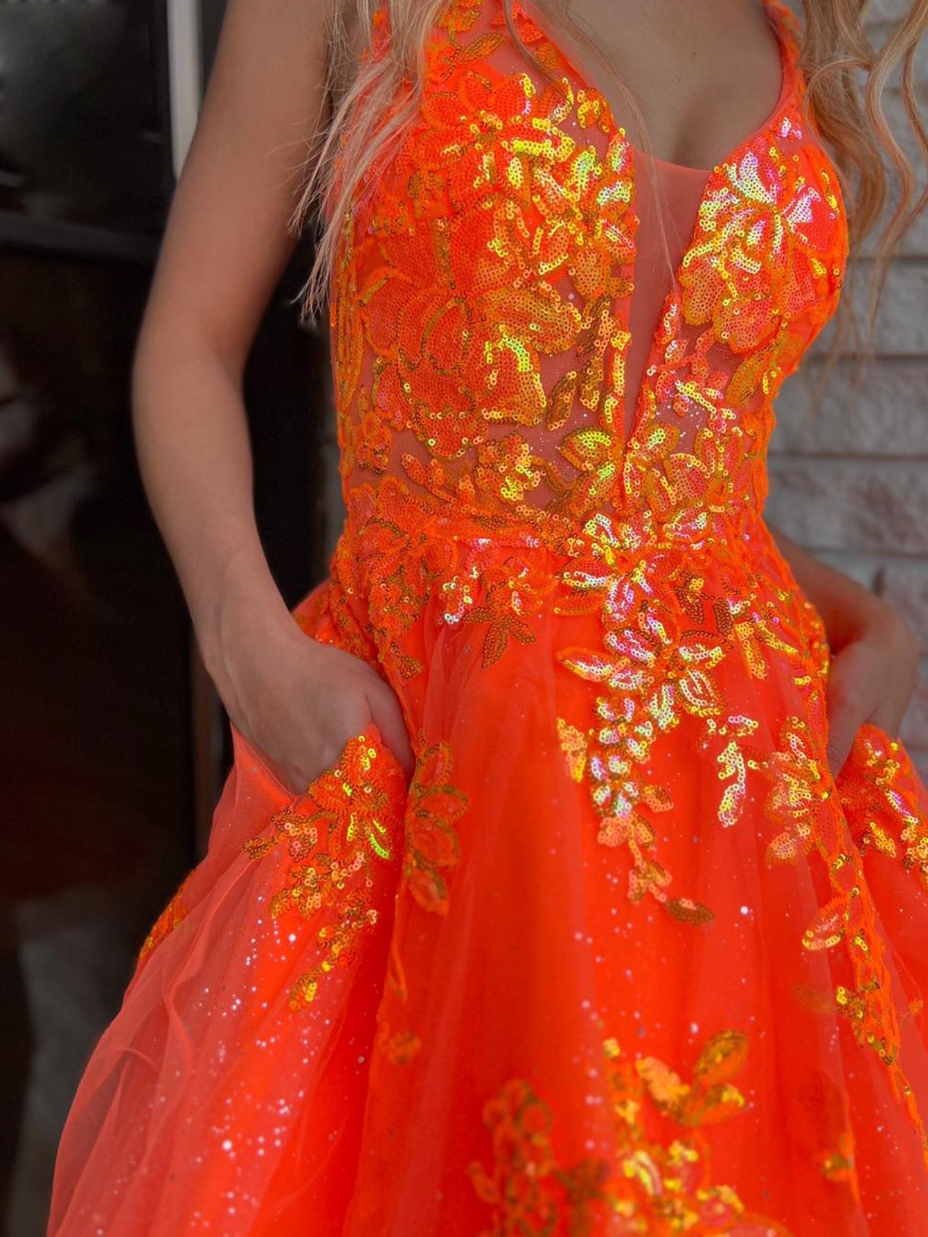 Vestido de fiesta corto con escote en V y apliques en color naranja, corte A, para fiesta de bienvenida.