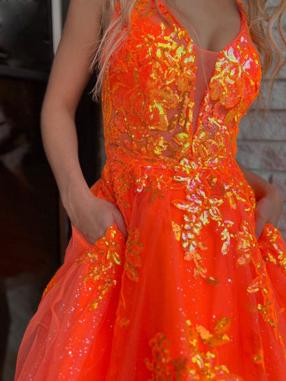 Vestido de fiesta corto con escote en V y apliques en color naranja, corte A, para fiesta de bienvenida.