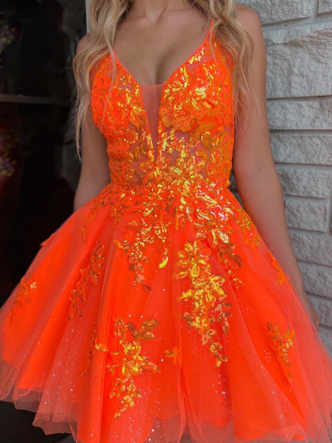 Vestido de fiesta corto con escote en V y apliques en color naranja, corte A, para fiesta de bienvenida.