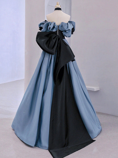 Vestido de fiesta largo de satén azul con encaje, único, con hombros descubiertos.