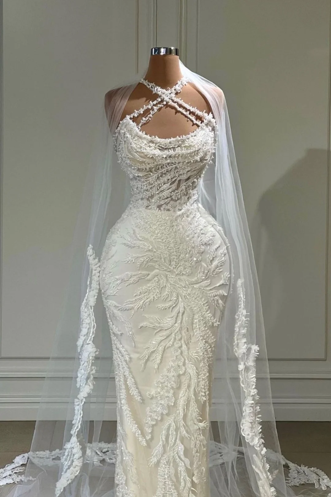 Vestido de novia largo de lujo blanco con cuello halter y apliques de tul DP619
