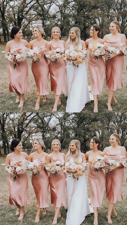 Vestido de dama de honor color champán con tirantes finos de satén y longitud hasta la rodilla
