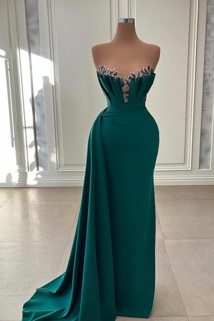 Hermoso vestido de fiesta largo verde oscuro sin tirantes estilo sirena.
