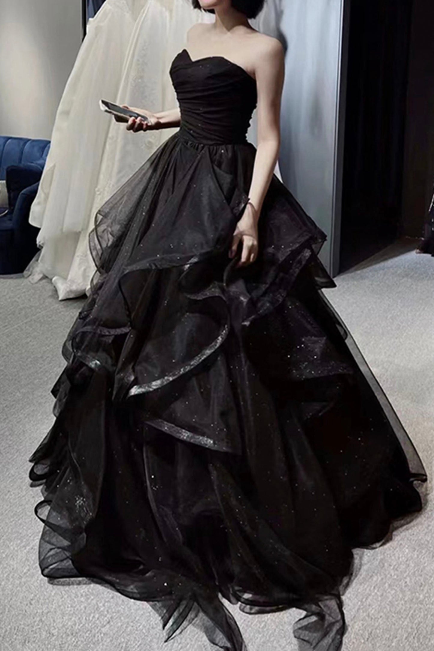 Vestido de fiesta largo de tul negro con corte A y volantes
