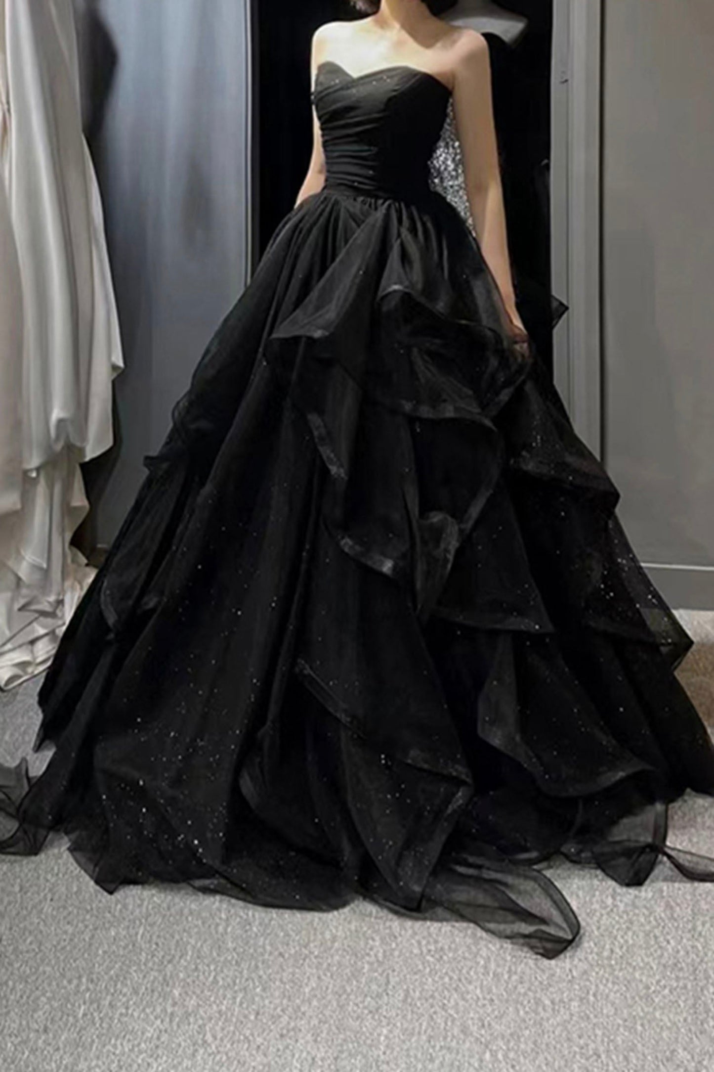 Vestido de fiesta largo de tul negro con corte A y volantes