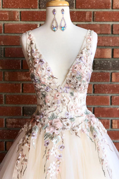 Hermoso vestido de fiesta largo con escote en V y bordado floral