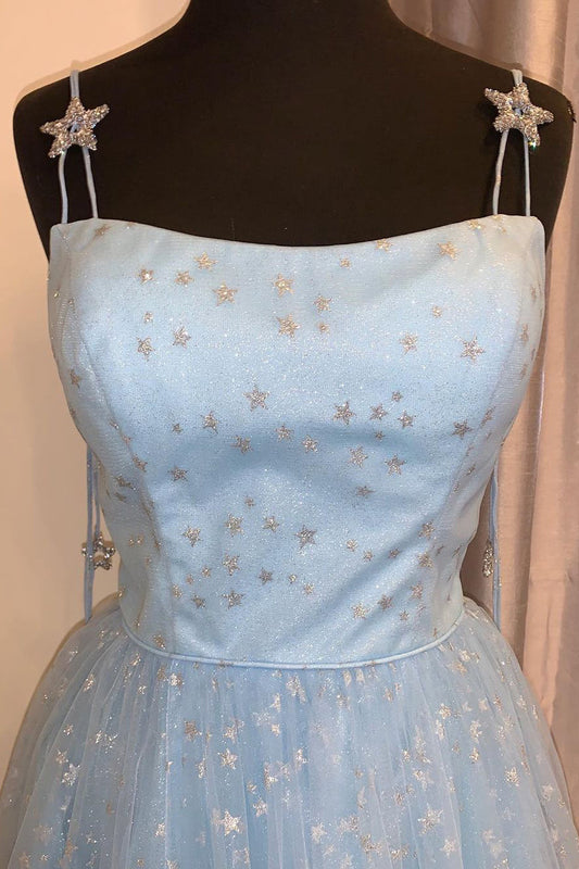 Elegante vestido formal de tul azul cielo claro con tirantes finos y corte en A