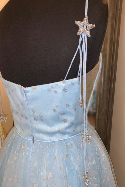 Elegante vestido formal de tul azul cielo claro con tirantes finos y corte en A