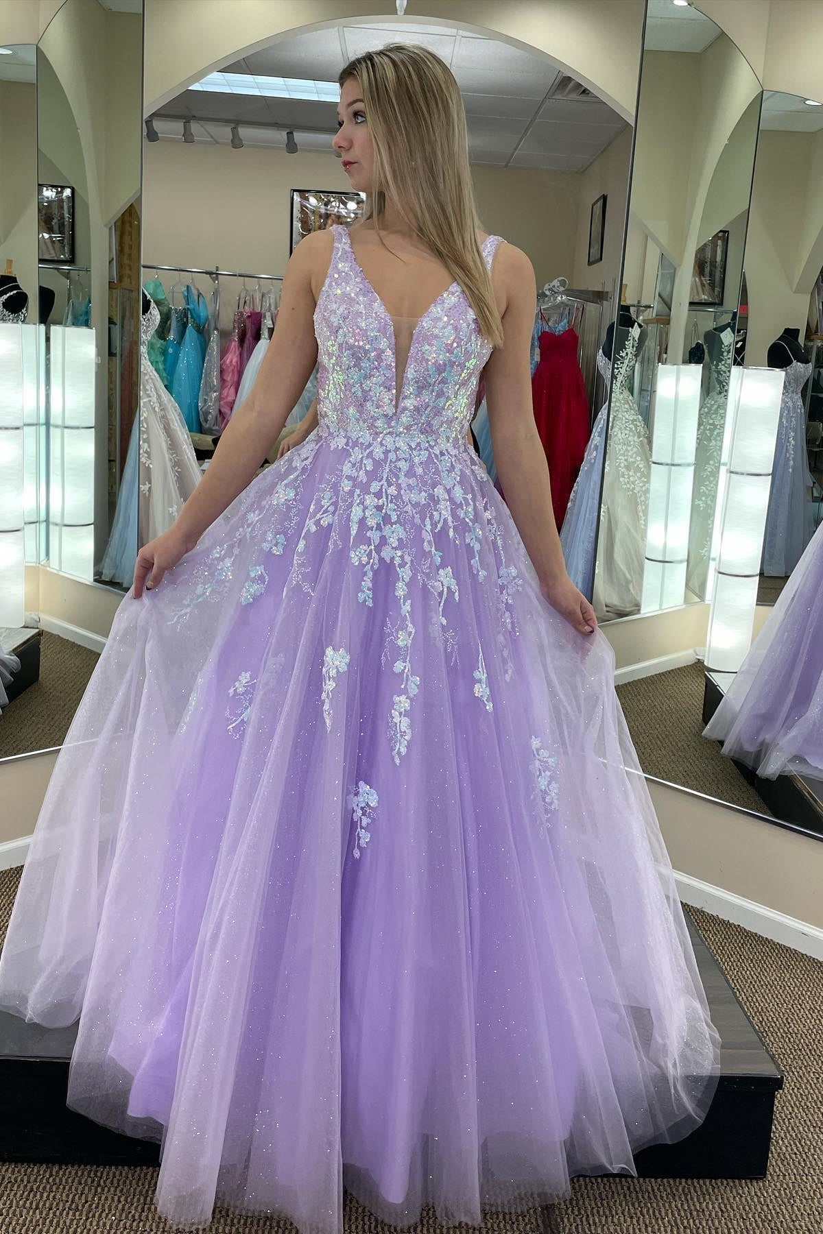 Vestidos de fiesta largos de tul lila con escote en V, espalda descubierta y apliques