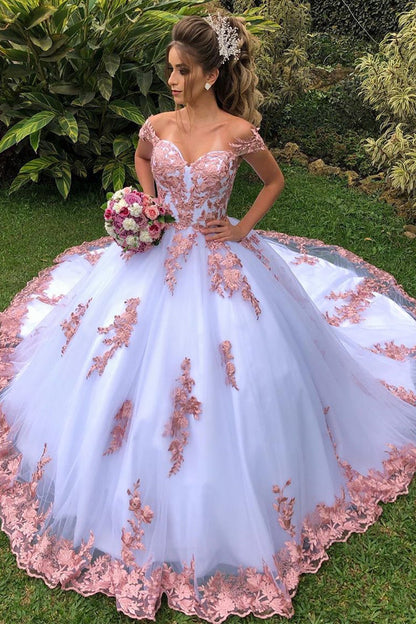 Vestido de novia blanco de corte A con hombros descubiertos y encaje ruborizado