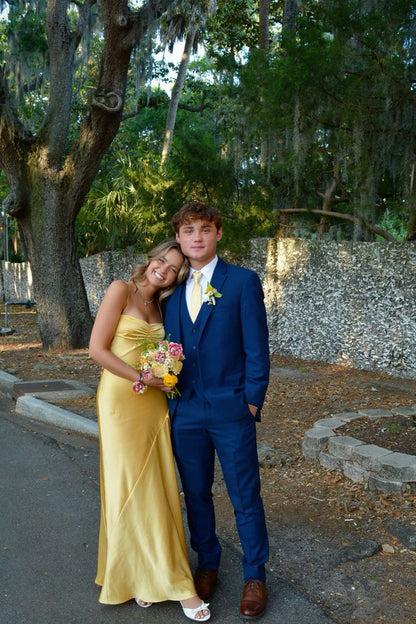 El mejor vestido de fiesta largo amarillo con tirantes finos y abertura