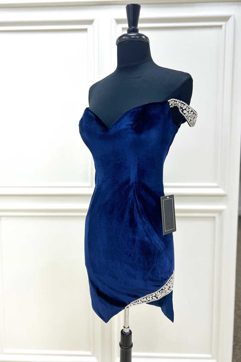 Vestido de fiesta azul marino con hombros descubiertos, cuentas y abertura