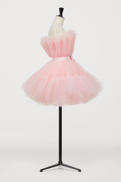 Vestido de fiesta corto de tul abullonado en forma de A de color rosa intenso.