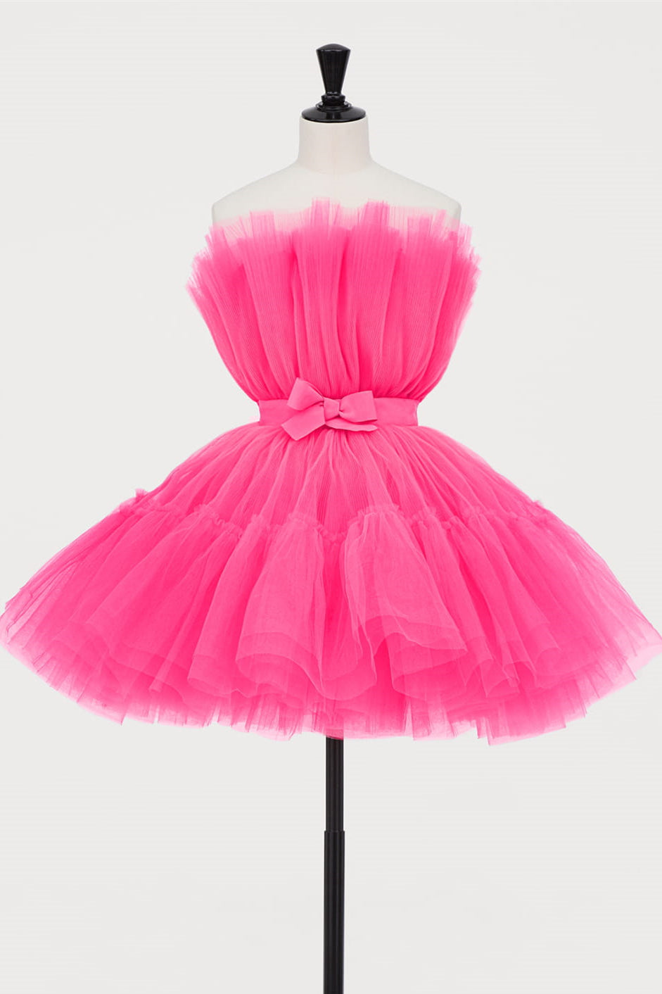 Vestido de fiesta corto de tul abullonado en forma de A de color rosa intenso.