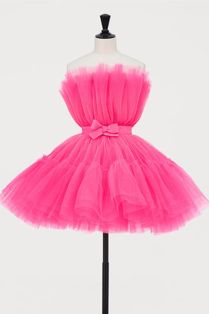 Vestido de fiesta corto de tul abullonado en forma de A de color rosa intenso.