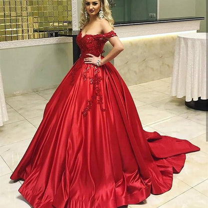 Vestido de fiesta rojo de satén con escote en forma de corazón y hombros descubiertos con apliques