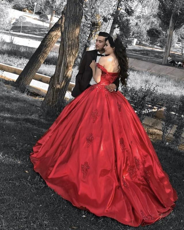 Vestido de fiesta rojo de satén con escote en forma de corazón y hombros descubiertos con apliques