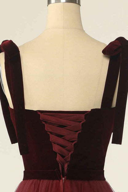Vestido de fiesta corto de corte A con escote en forma de corazón y tirantes anudados en color rojo vino