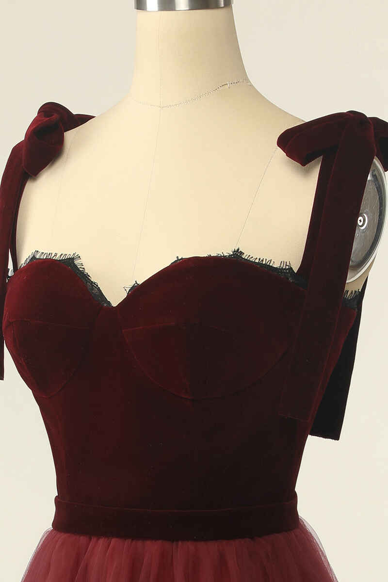 Vestido de fiesta corto de corte A con escote en forma de corazón y tirantes anudados en color rojo vino