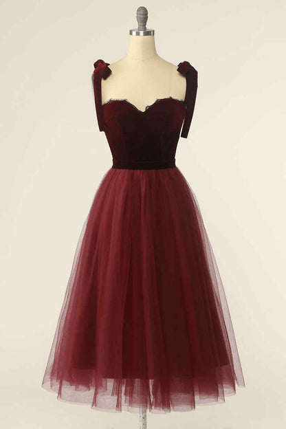 Vestido de fiesta corto de corte A con escote en forma de corazón y tirantes anudados en color rojo vino