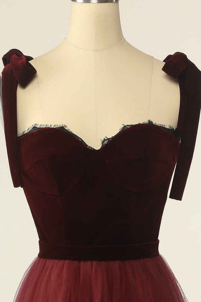 Vestido de fiesta corto de corte A con escote en forma de corazón y tirantes anudados en color rojo vino