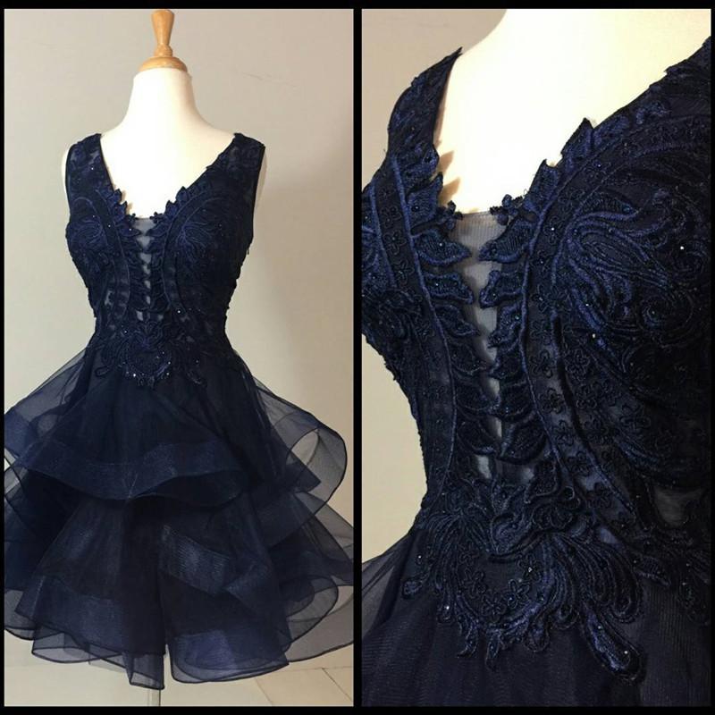 Elegantes vestidos de fiesta cortos con apliques de encaje y volantes de organza