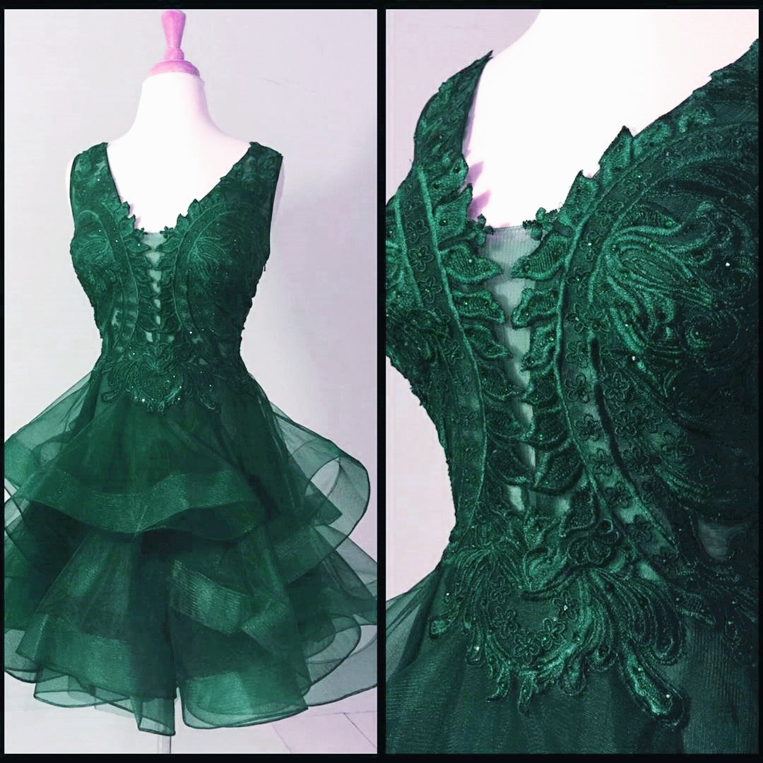 Elegantes vestidos de fiesta cortos con apliques de encaje y volantes de organza