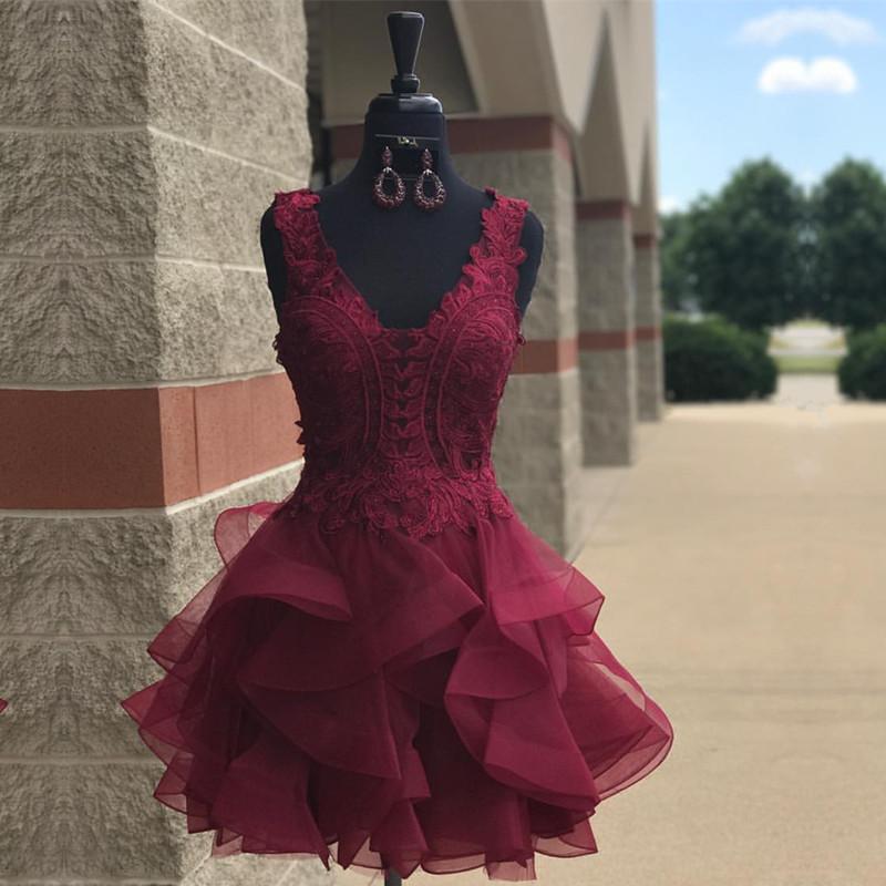 Elegantes vestidos de fiesta cortos con apliques de encaje y volantes de organza