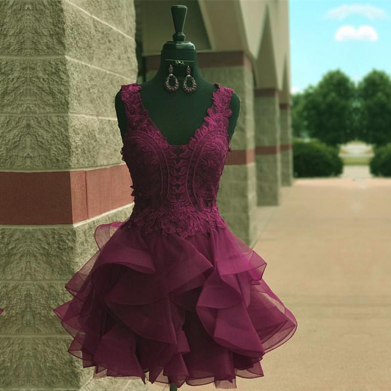 Elegantes vestidos de fiesta cortos con apliques de encaje y volantes de organza
