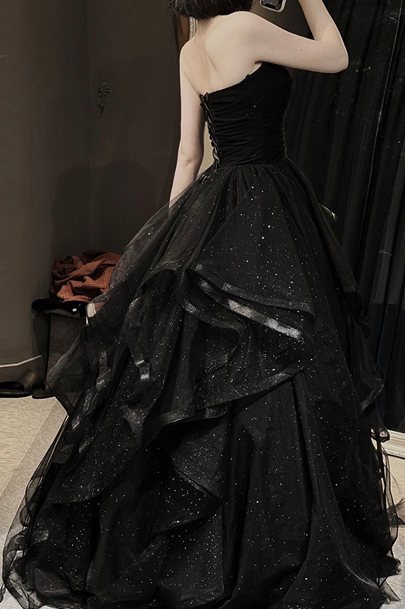 Vestido de fiesta largo de tul negro con corte A y volantes
