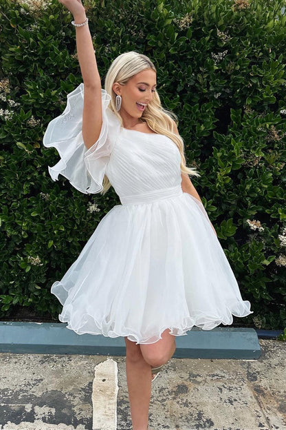 Vestido corto de fiesta de organza con volantes y un hombro blanco