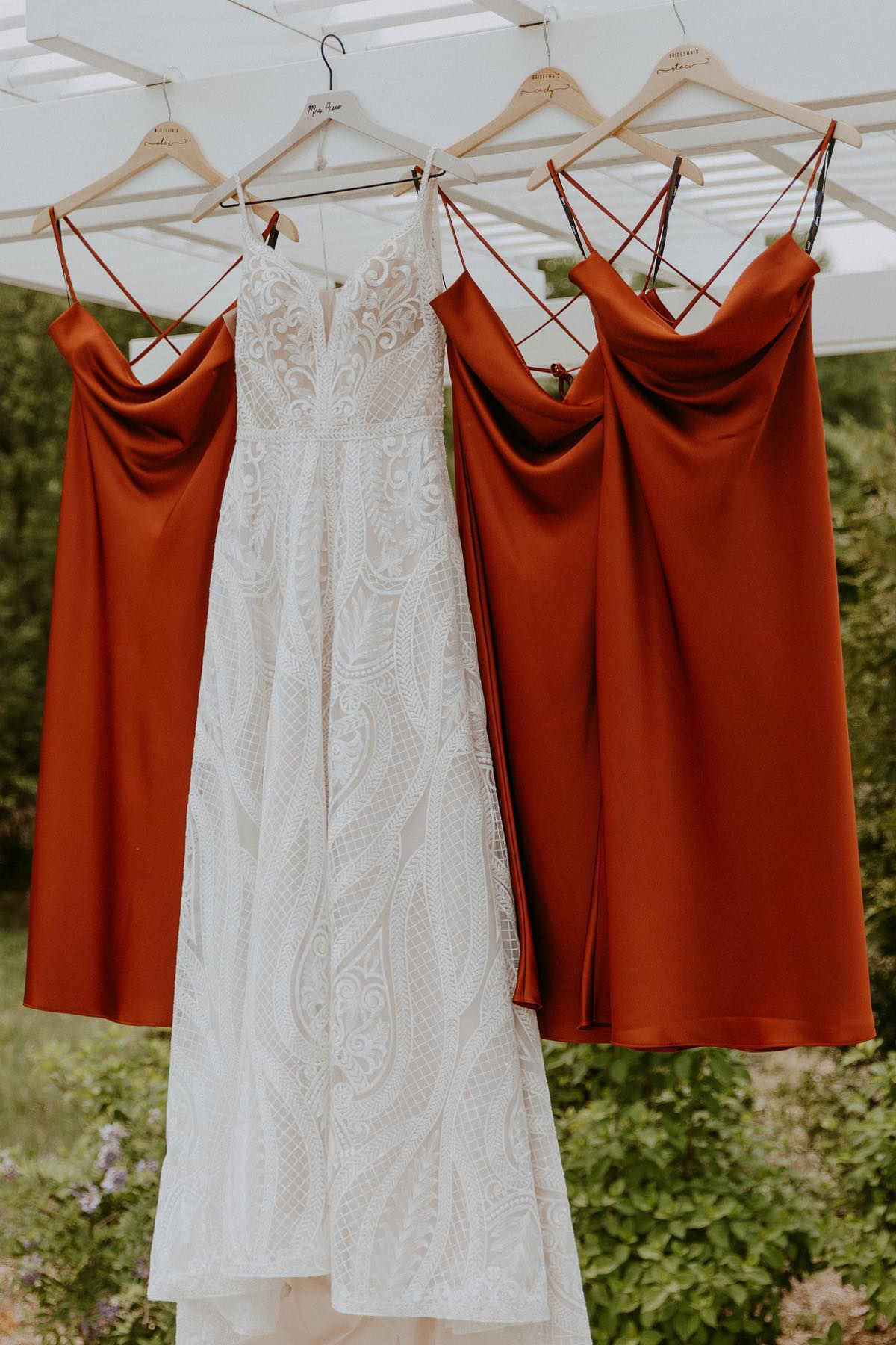 Vestido de dama de honor color champán con tirantes finos de satén y longitud hasta la rodilla