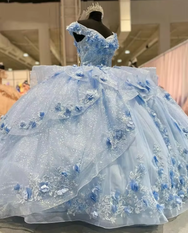Hermoso vestido de fiesta de quinceañera con apliques de tul azul claro