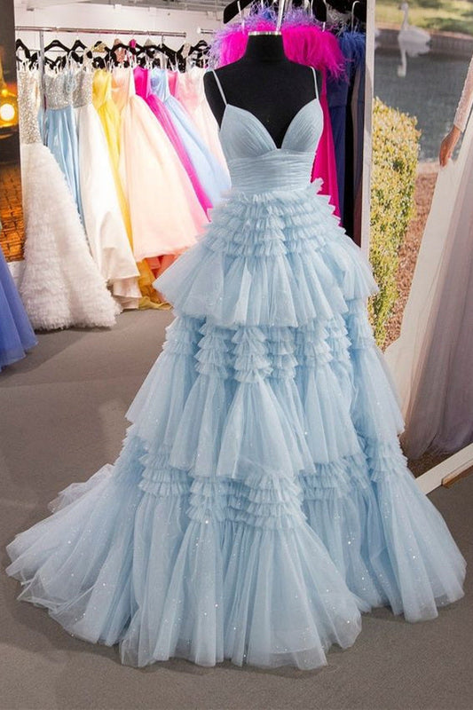 Elegante vestido de fiesta largo de tul azul claro con abertura y volantes.