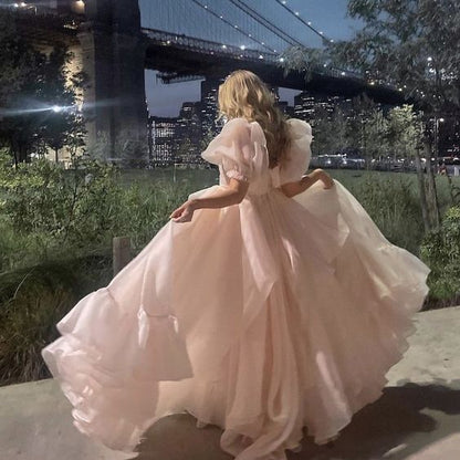 Vestido de fiesta largo de organza rosa con corte en A y mangas abullonadas